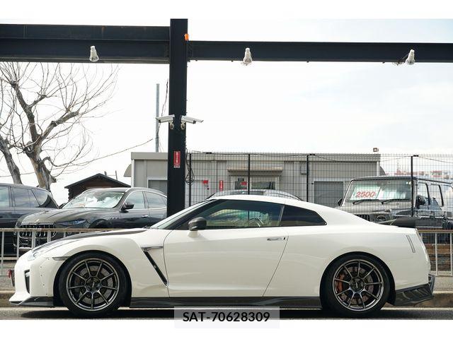 Nissan GT-R 2017-01 7219060-3