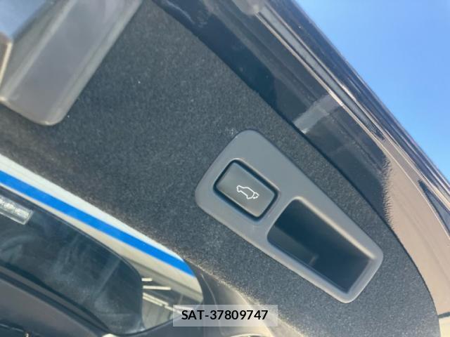 Toyota HARRIER 2017-11 8130357-11