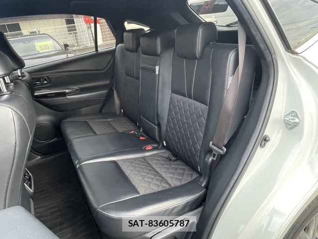 Toyota HARRIER 2017-10 8879961-15