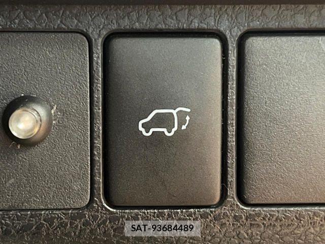 Toyota HARRIER 2017-03 8879964-4