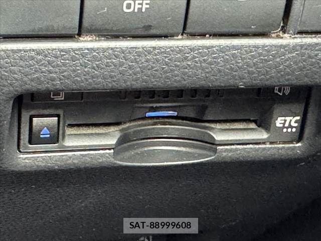 Toyota HARRIER HYBRID 2021-09 8879998-4