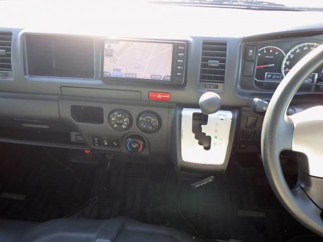 Toyota HIACE COMMUTER 2018-03 2385895-16