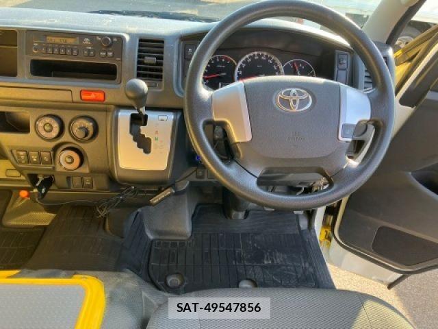 Toyota HIACE COMMUTER 2018-03 6993976-1