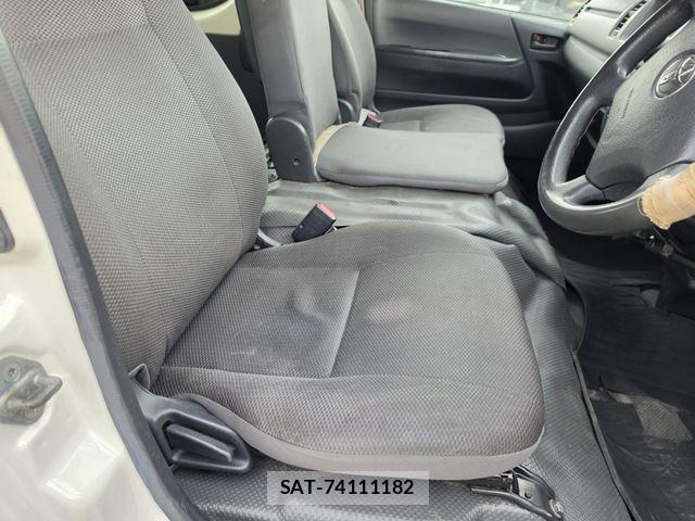 Toyota HIACE COMMUTER 2011-04 7616905-12