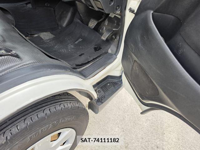 Toyota HIACE COMMUTER 2011-04 7616905-21