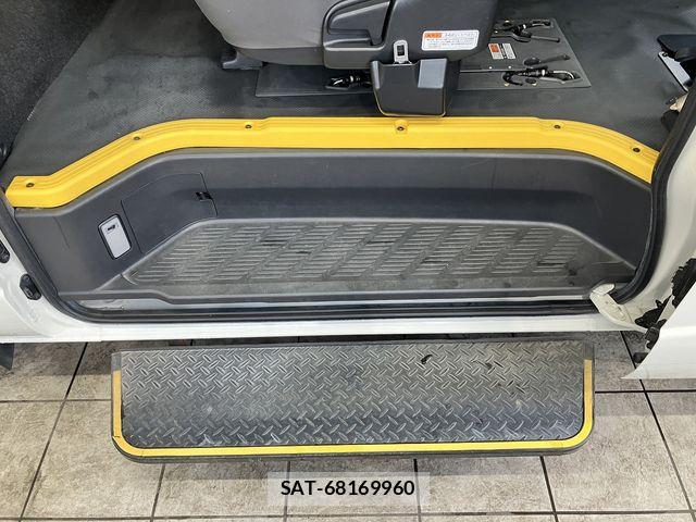 Toyota HIACE COMMUTER 2019-03 8130427-13