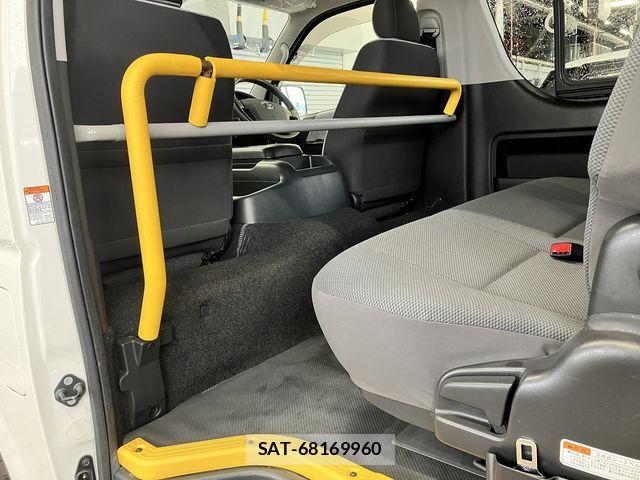 Toyota HIACE COMMUTER 2019-03 8130427-14