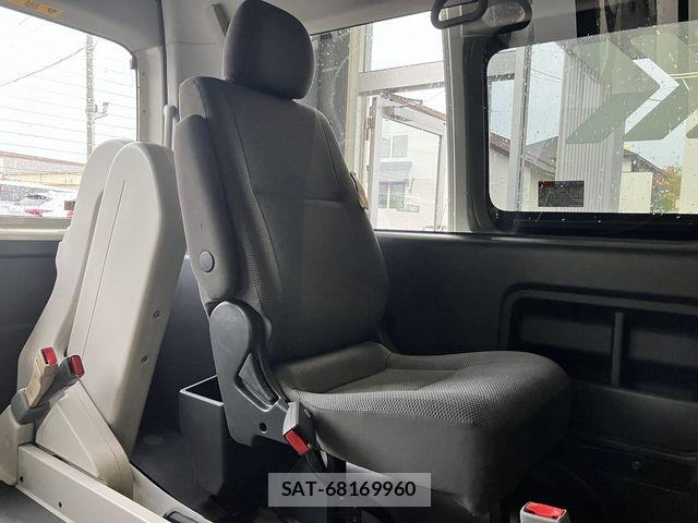 Toyota HIACE COMMUTER 2019-03 8130427-17