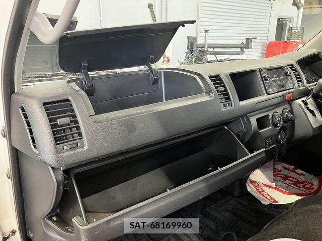 Toyota HIACE COMMUTER 2019-03 8130427-26