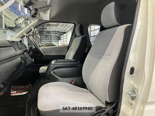Toyota HIACE COMMUTER 2019-03 8130427-28
