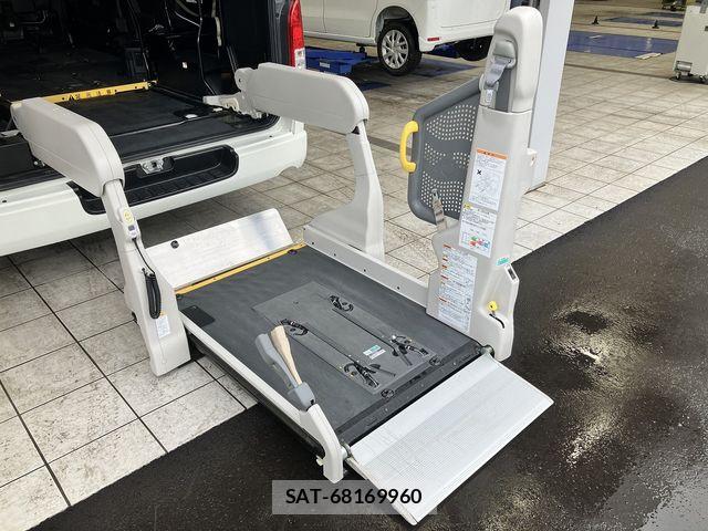 Toyota HIACE COMMUTER 2019-03 8130427-8