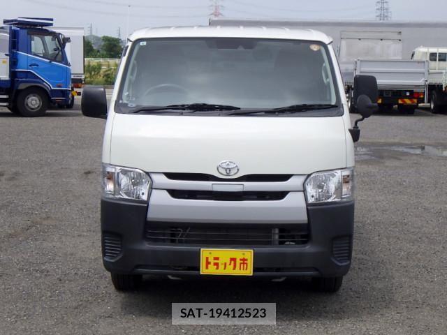 Toyota REGIUS WAGON 2019-06 8525133-2