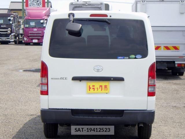 Toyota REGIUS WAGON 2019-06 8525133-5