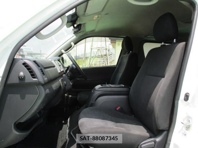 Toyota REGIUS WAGON 2018-04 1743448-19