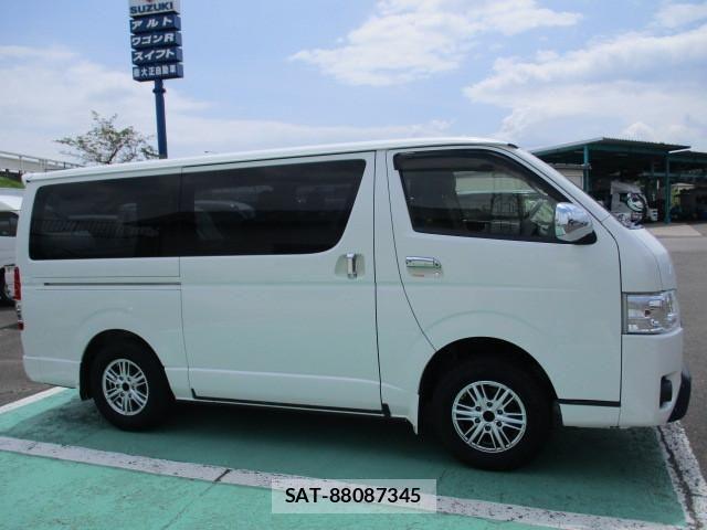 Toyota REGIUS WAGON 2018-04 1743448-4