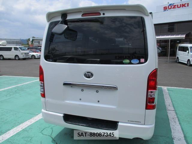 Toyota REGIUS WAGON 2018-04 1743448-6