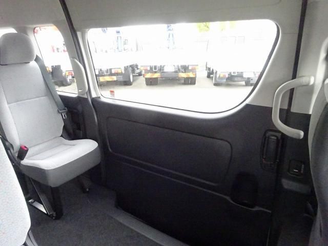 Toyota HIACE VAN 2026-01 6050455-17