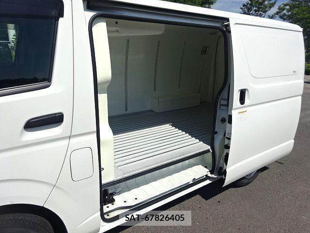 Toyota HIACE VAN 2022-05 7500818-17