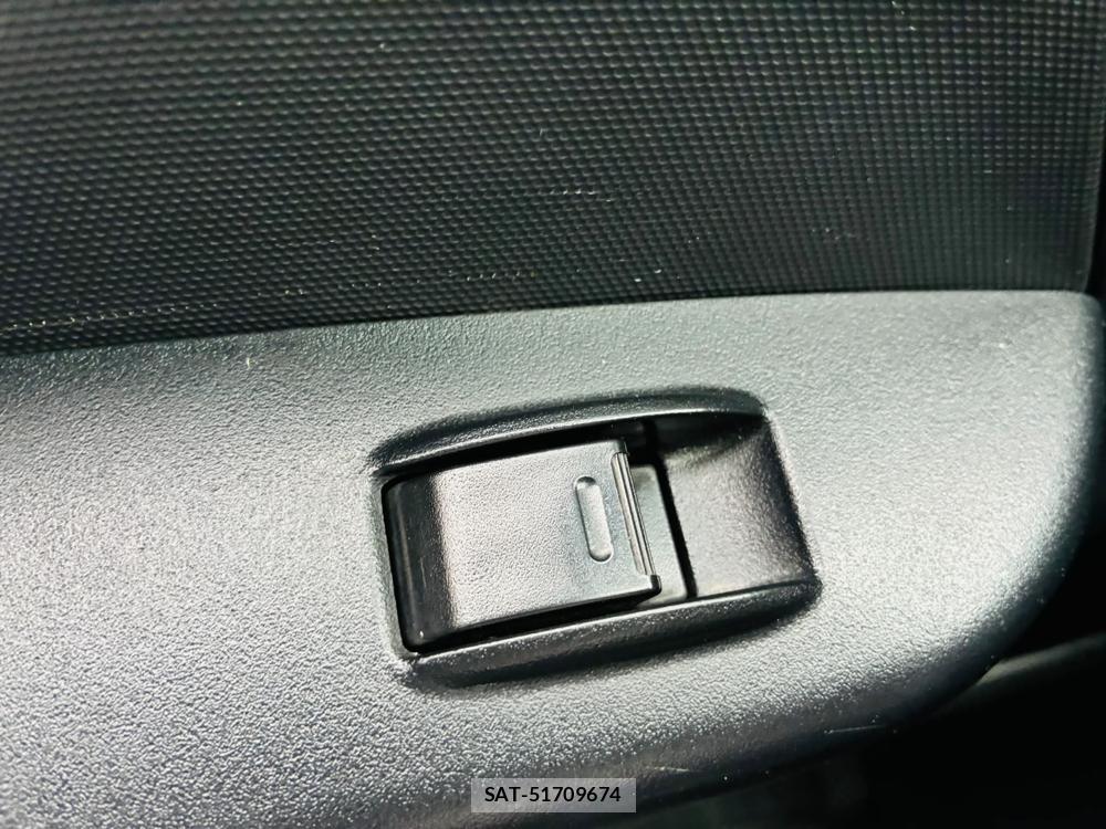 Toyota HIACE VAN 2019-03 7489905-23