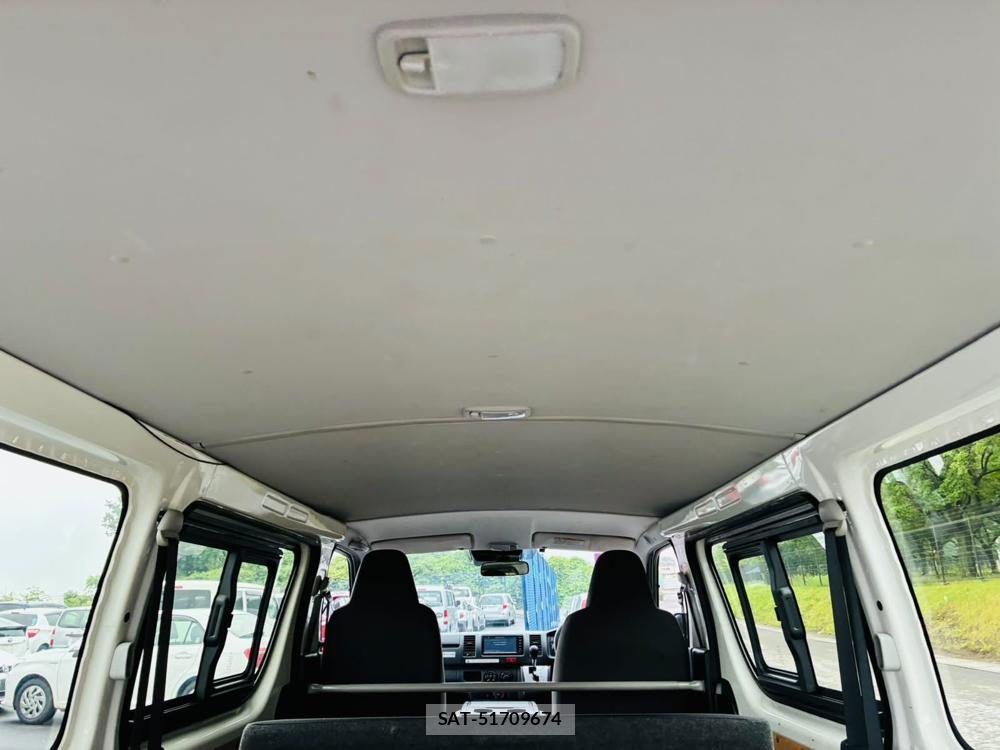 Toyota HIACE VAN 2019-03 7489905-24