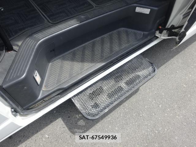 Toyota HIACE VAN 2015-04 7902685-11
