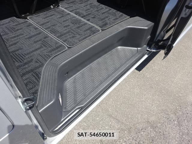 Toyota HIACE VAN 2019-04 7979386-11