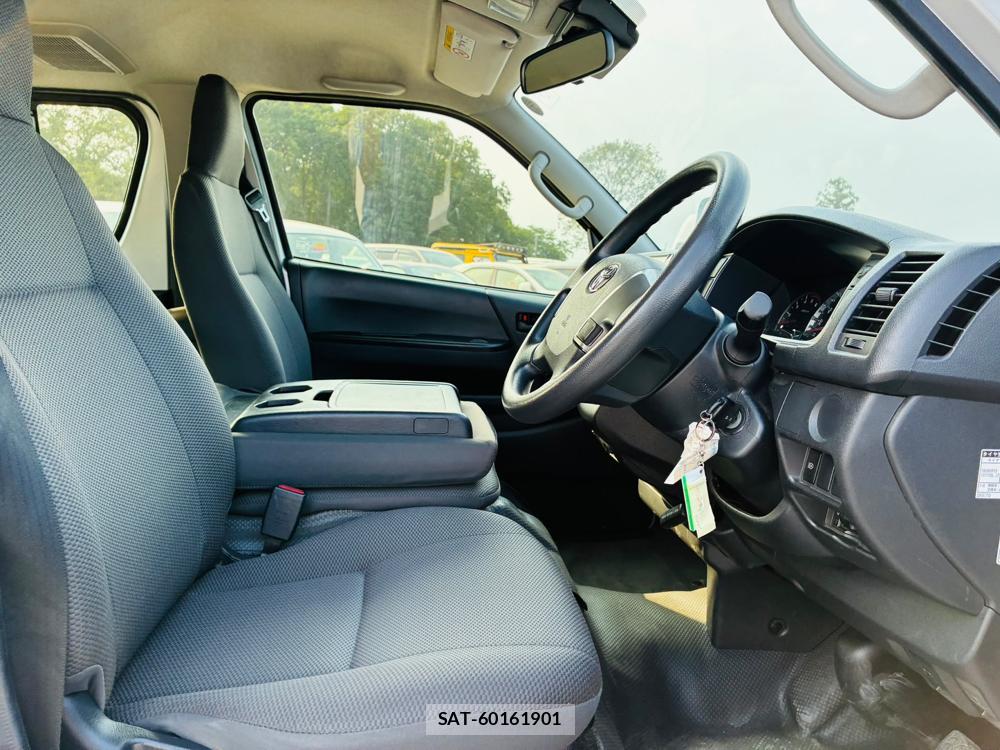 Toyota HIACE VAN 2019-02 7972165-10