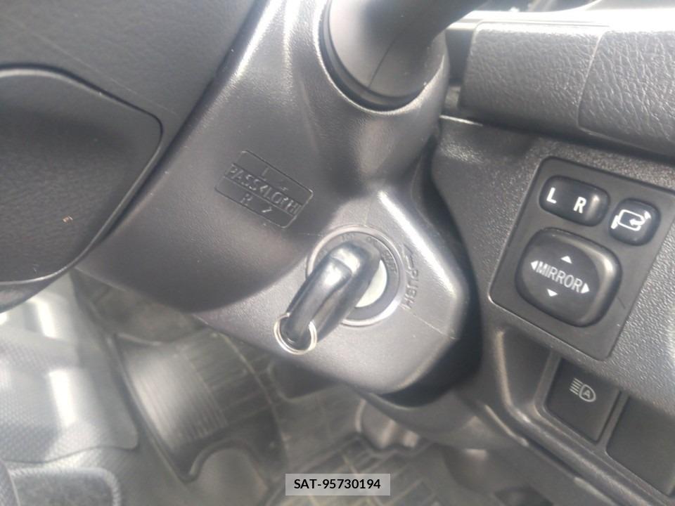 Toyota HIACE VAN 2020-06 7998220-10