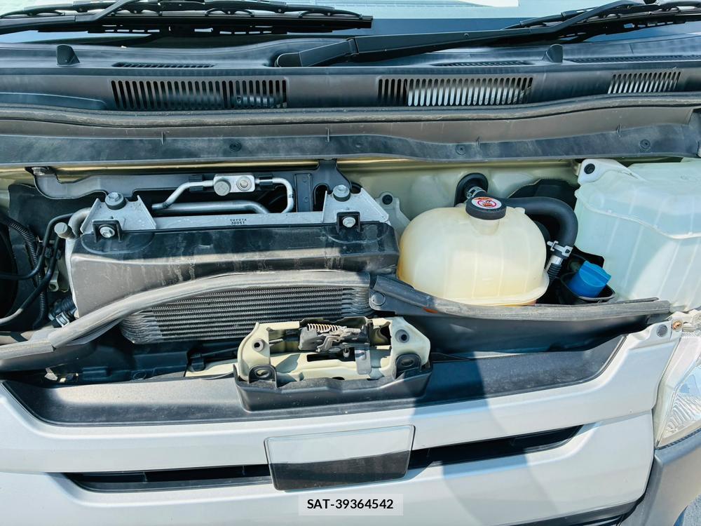 Toyota HIACE VAN 2019-06 7903883-38