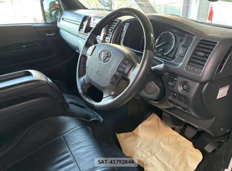 Toyota HIACE VAN 2022-04 8189160-4