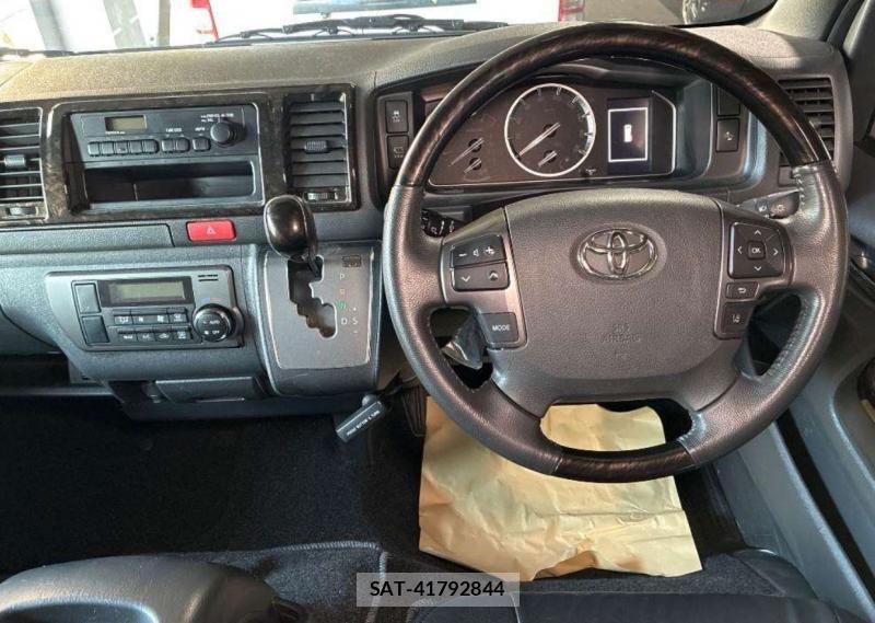 Toyota HIACE VAN 2022-04 8189160-5