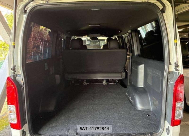 Toyota HIACE VAN 2022-04 8189160-7