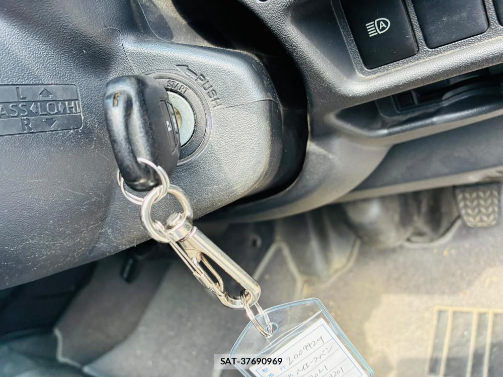 Toyota HIACE VAN 2019-09 8119958-16