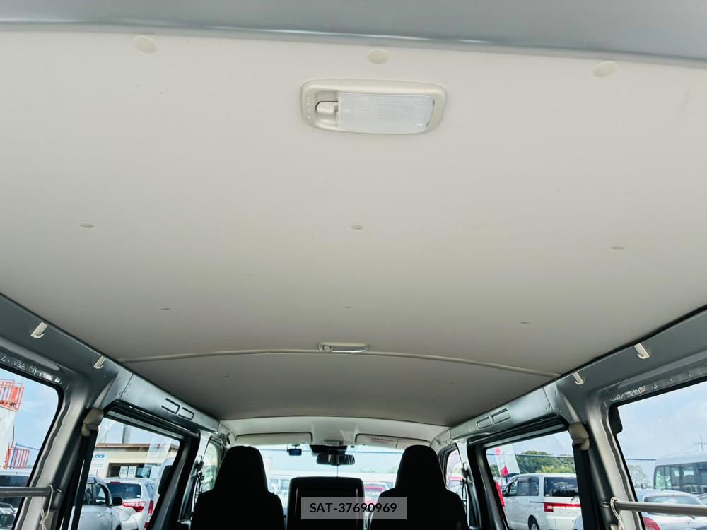 Toyota HIACE VAN 2019-09 8119958-24