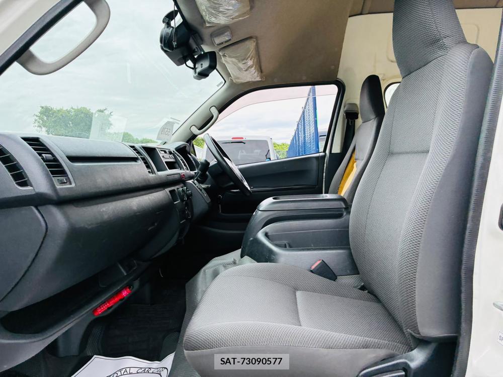 Toyota HIACE VAN 2019-06 8252226-9