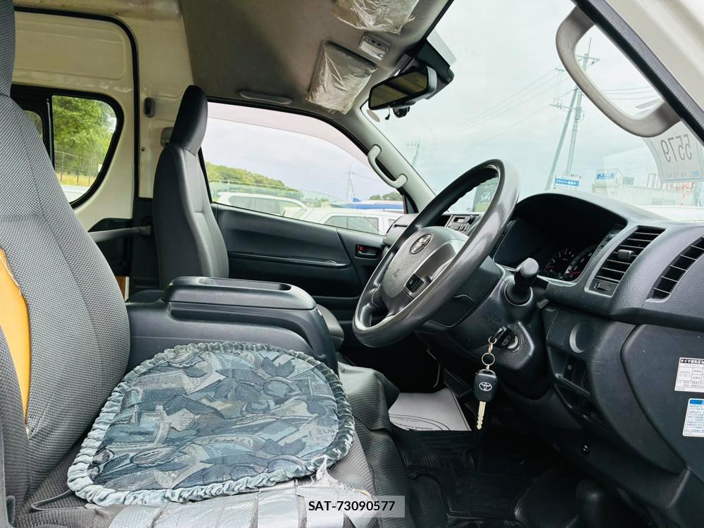 Toyota HIACE VAN 2019-06 8252226-10