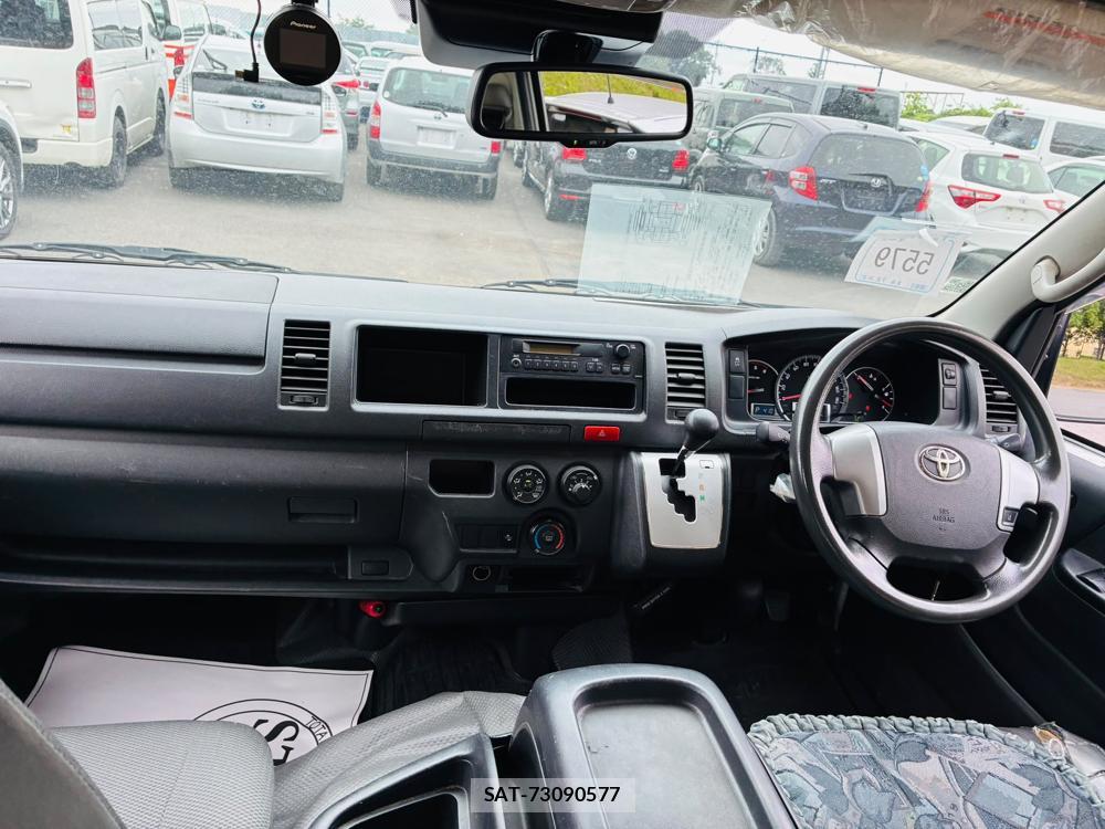 Toyota HIACE VAN 2019-06 8252226-11