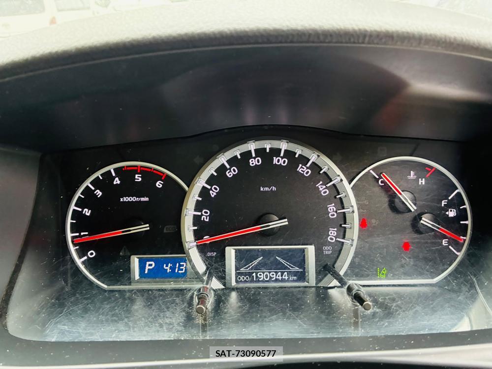 Toyota HIACE VAN 2019-06 8252226-14