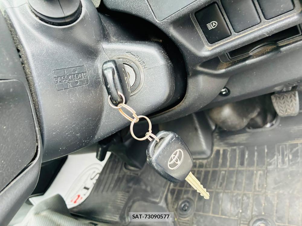 Toyota HIACE VAN 2019-06 8252226-15