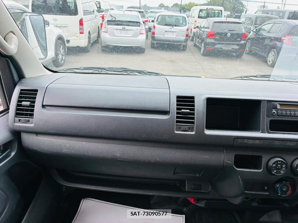 Toyota HIACE VAN 2019-06 8252226-16