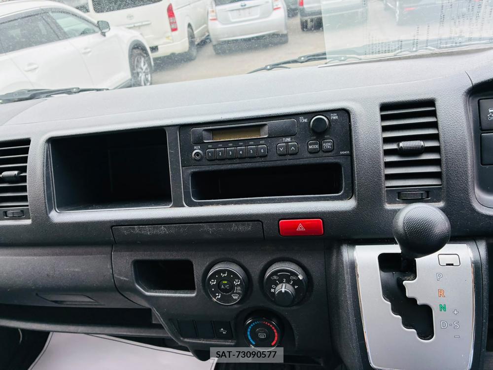 Toyota HIACE VAN 2019-06 8252226-17