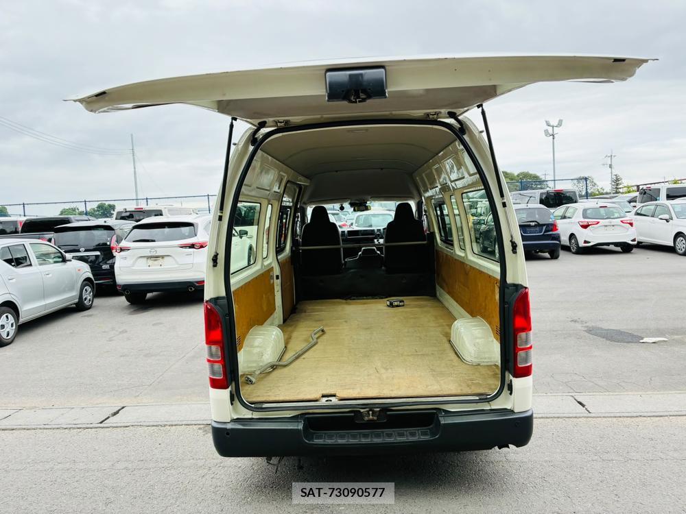 Toyota HIACE VAN 2019-06 8252226-24