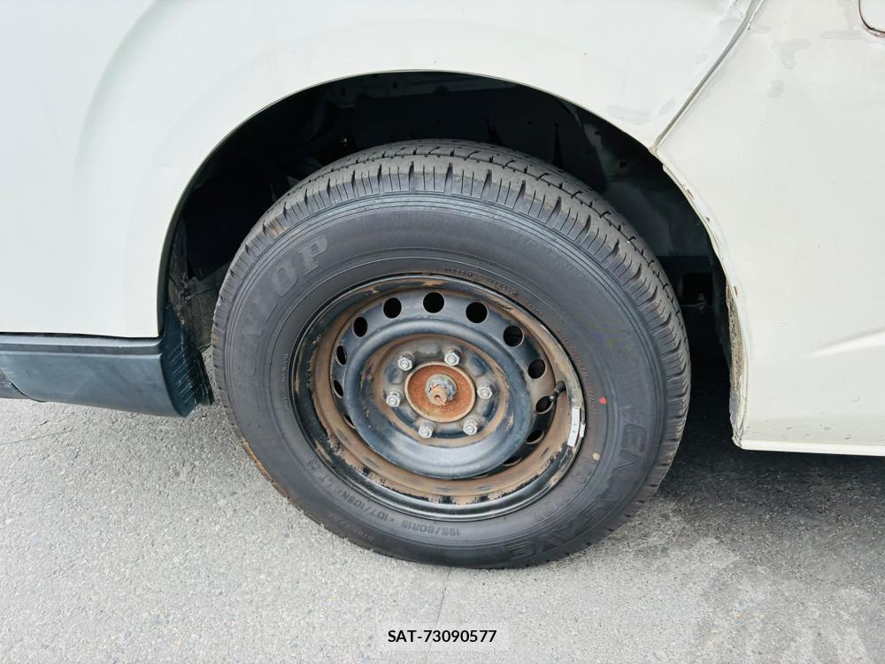 Toyota HIACE VAN 2019-06 8252226-27