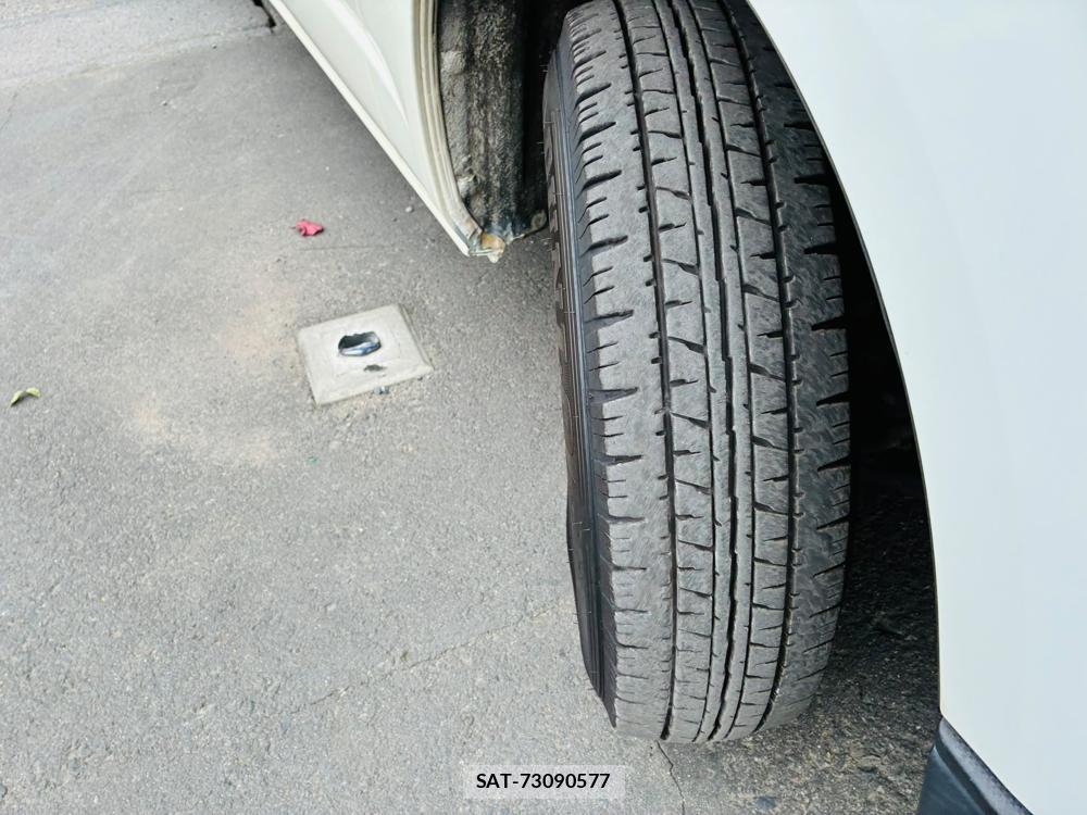 Toyota HIACE VAN 2019-06 8252226-29