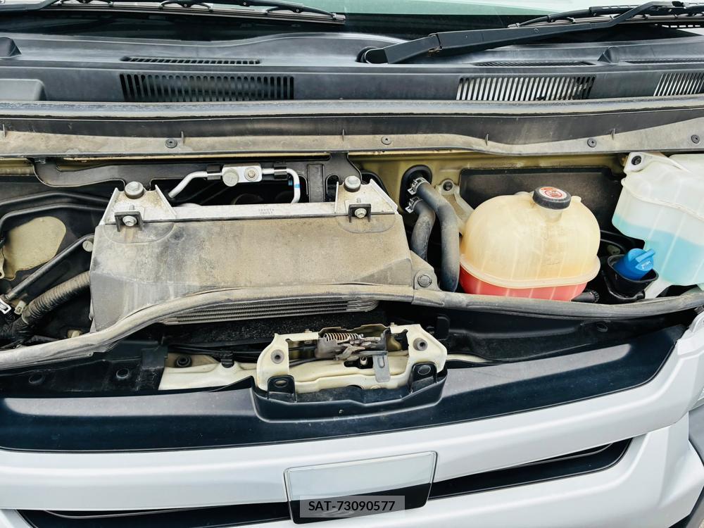 Toyota HIACE VAN 2019-06 8252226-31