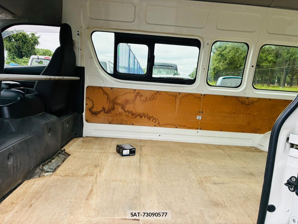 Toyota HIACE VAN 2019-06 8252226-8