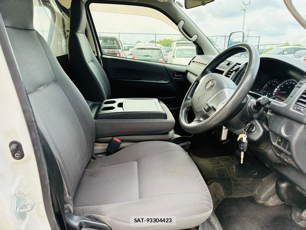Toyota HIACE VAN 2019-07 8351356-10