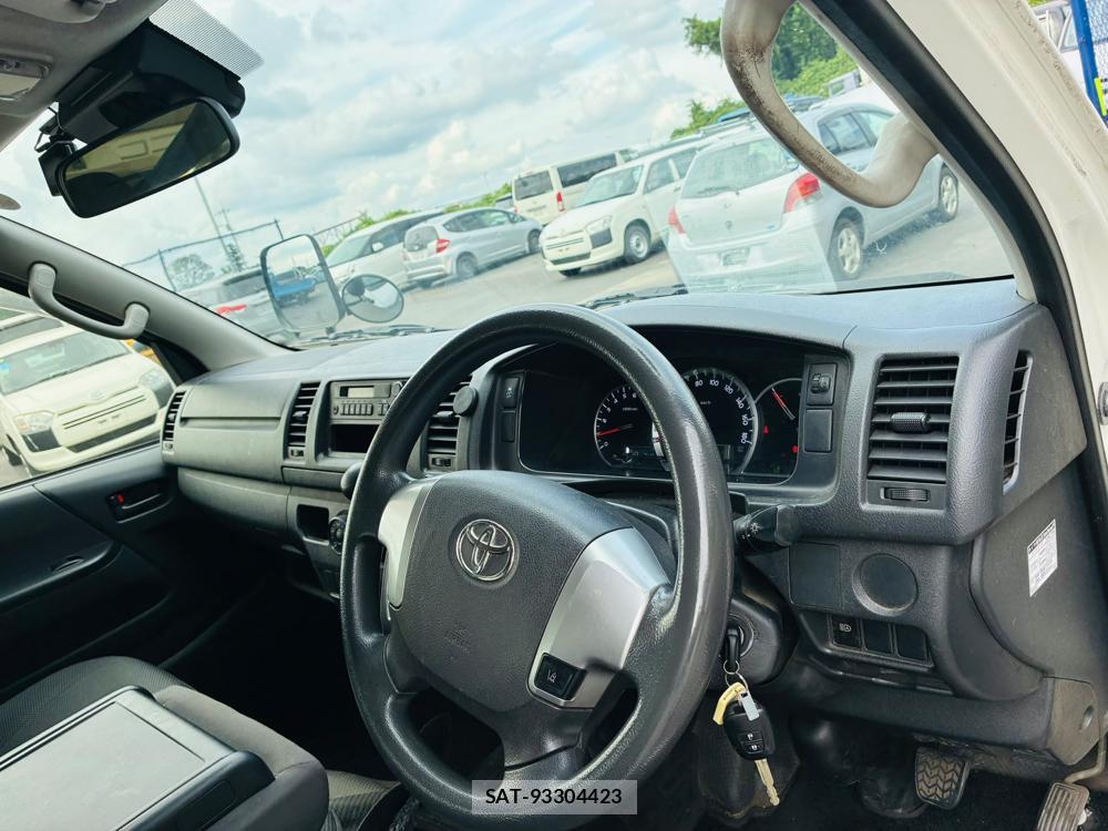 Toyota HIACE VAN 2019-07 8351356-11