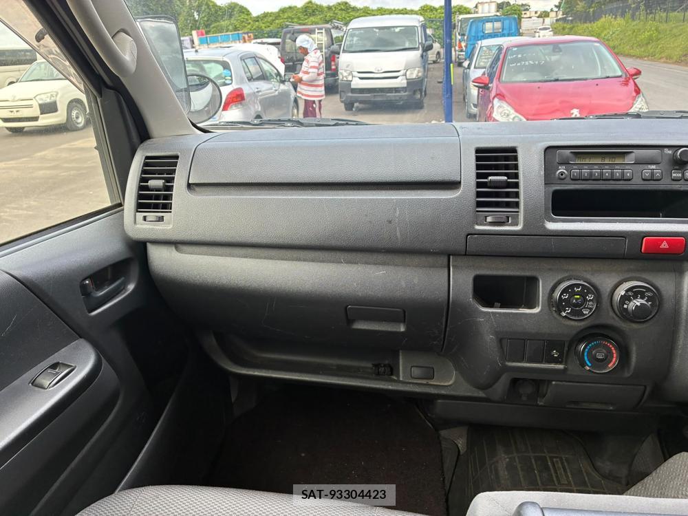 Toyota HIACE VAN 2019-07 8351356-16