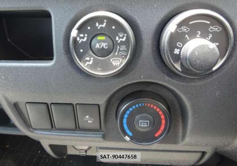 Toyota HIACE VAN 2022-04 8431980-11